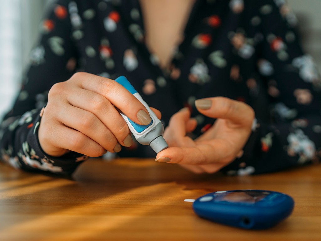 Diabetic pricking finger for insulin check